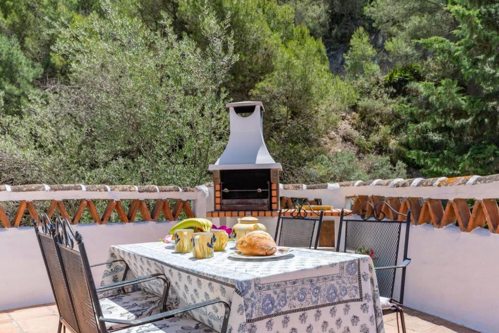 Casa Rosa, con encanto y piscinas privadas Frigiliana Exterior foto